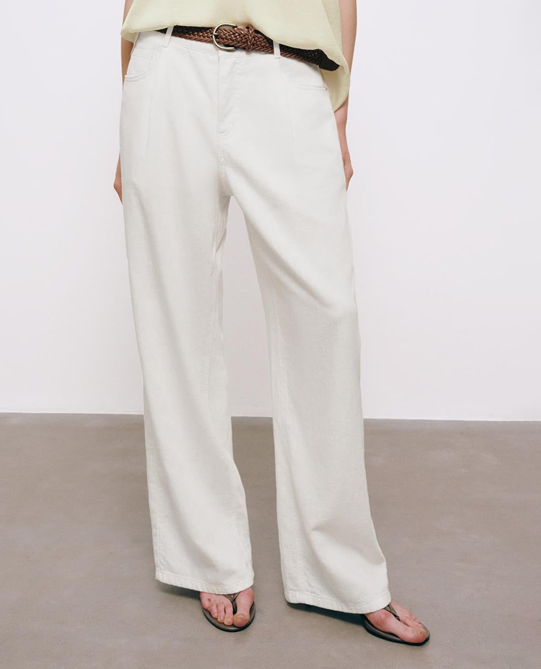 URBAN REVIVO - Quần jeans nữ ống rộng phối thắt lưng