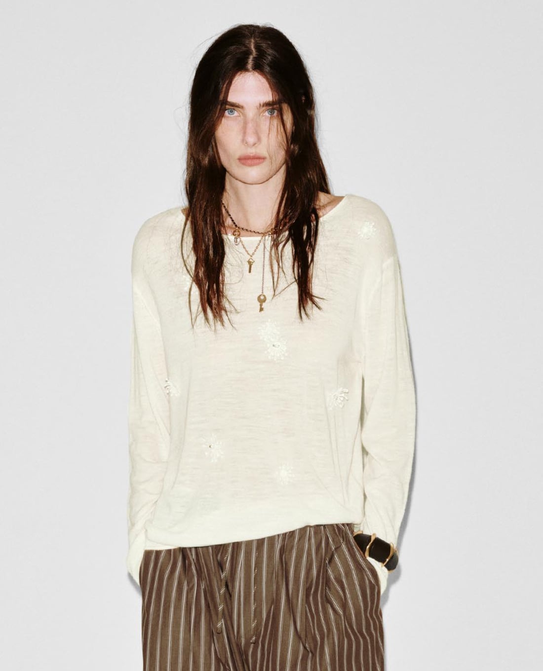 URBAN REVIVO - Áo dệt kim nữ cổ thuyền tay dài thêu nổi