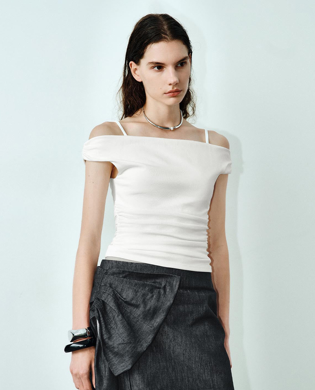 URBAN REVIVO - Áo trễ vai nữ tay ngắn nhún eo