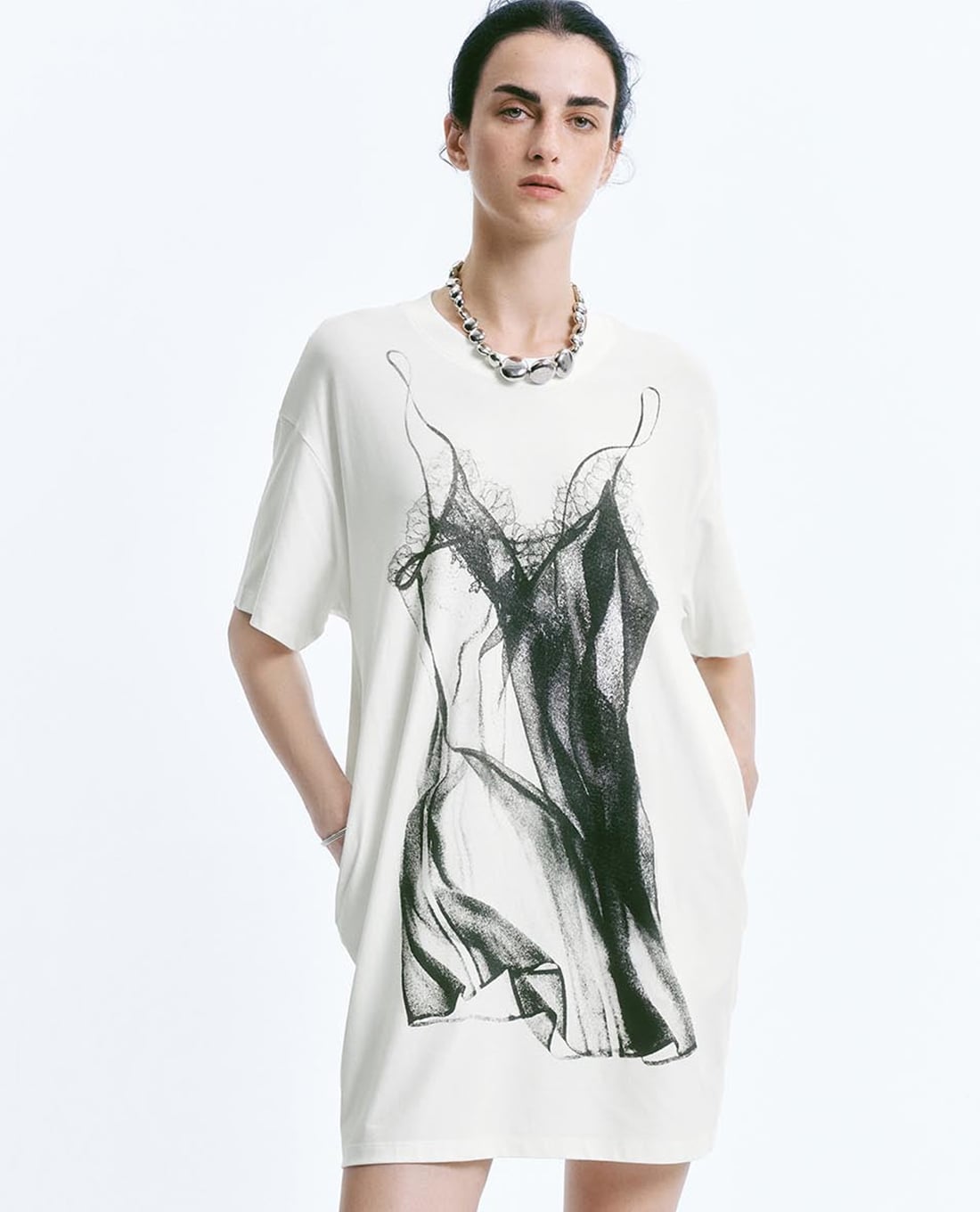 URBAN REVIVO - Đầm mini cổ tròn tay ngắn in họa tiết