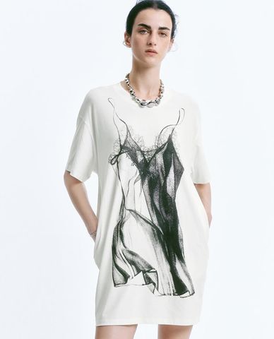  URBAN REVIVO - Đầm mini cổ tròn tay ngắn in họa tiết 