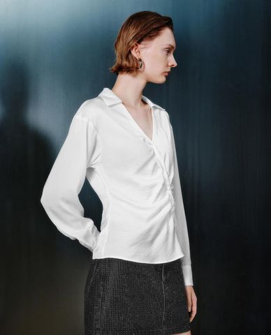  URBAN REVIVO - Áo sơ mi nữ cổ V tay dài xoắn eo 