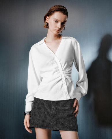  URBAN REVIVO - Áo sơ mi nữ cổ V tay dài xoắn eo 