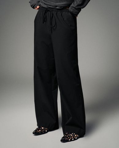  URBAN REVIVO - Quần nữ ống rộng lưng thun phối dây rút 