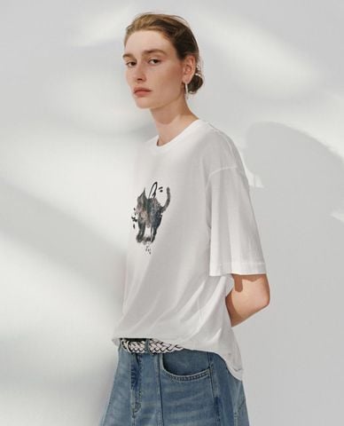  URBAN REVIVO - Áo thun nữ cổ tròn tay ngắn in họa tiết 