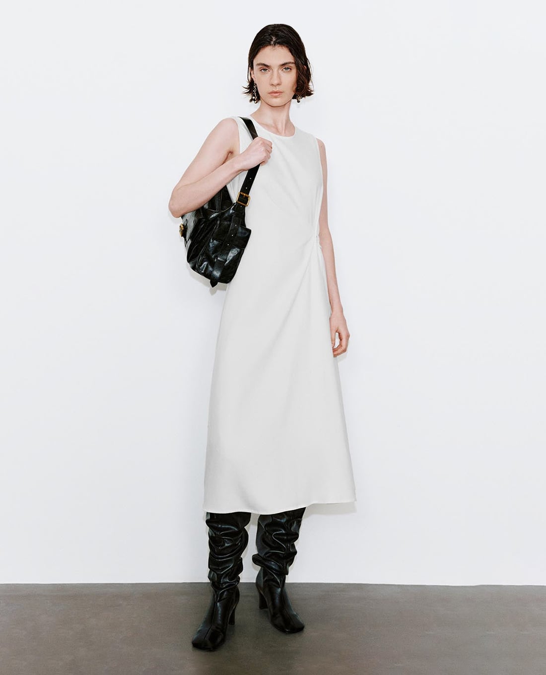 URBAN REVIVO - Đầm denim midi sát nách xoắn eo