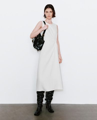  URBAN REVIVO - Đầm denim midi sát nách xoắn eo 