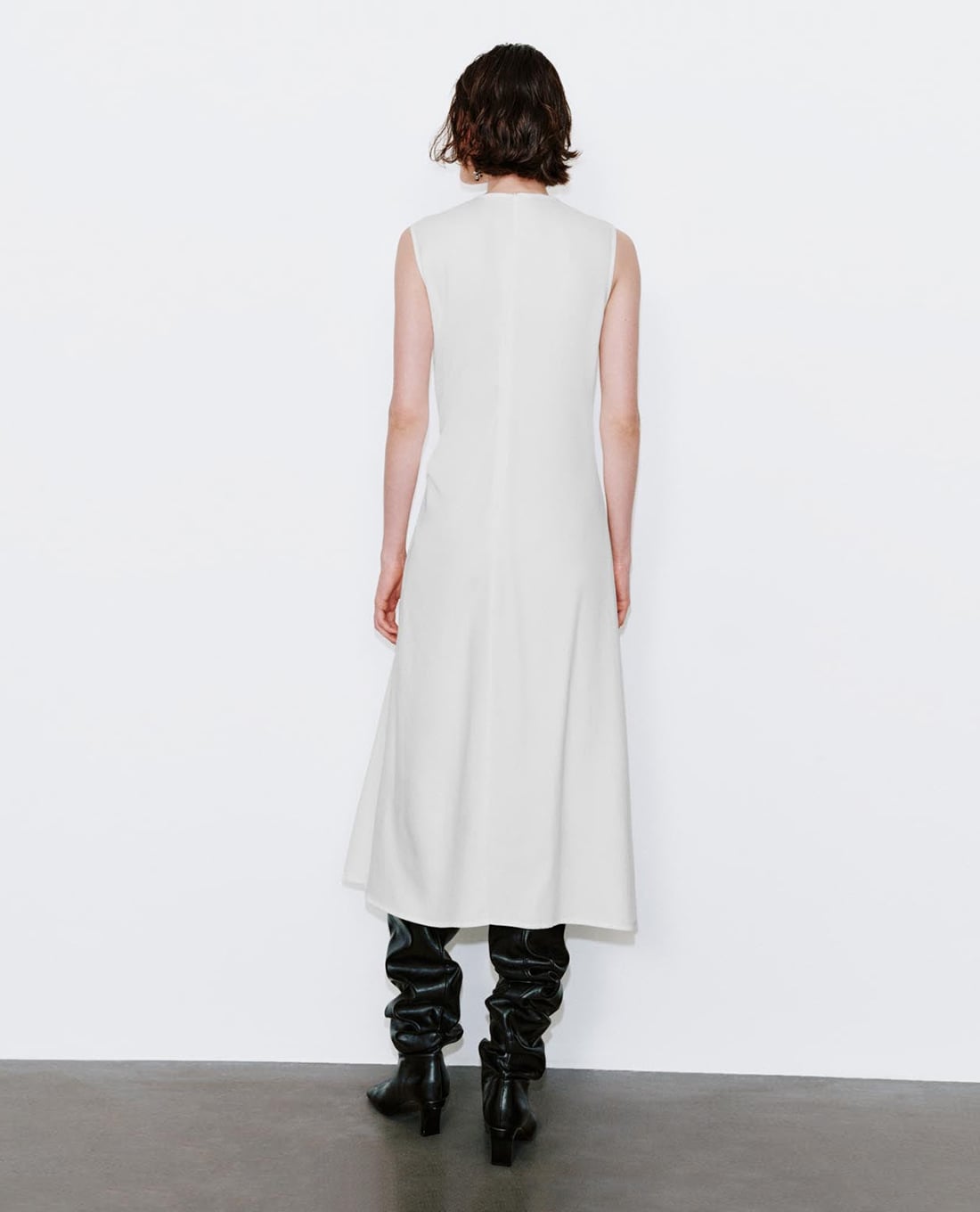 URBAN REVIVO đầm denim midi sát nách xoắn eo
