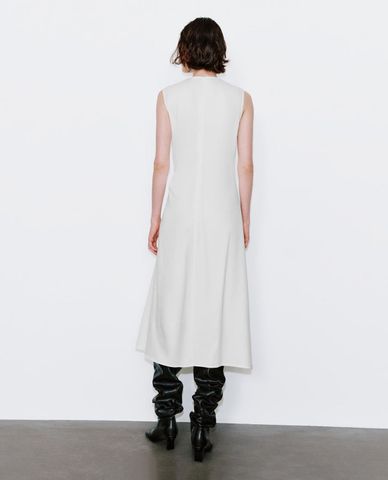  URBAN REVIVO - Đầm denim midi sát nách xoắn eo 