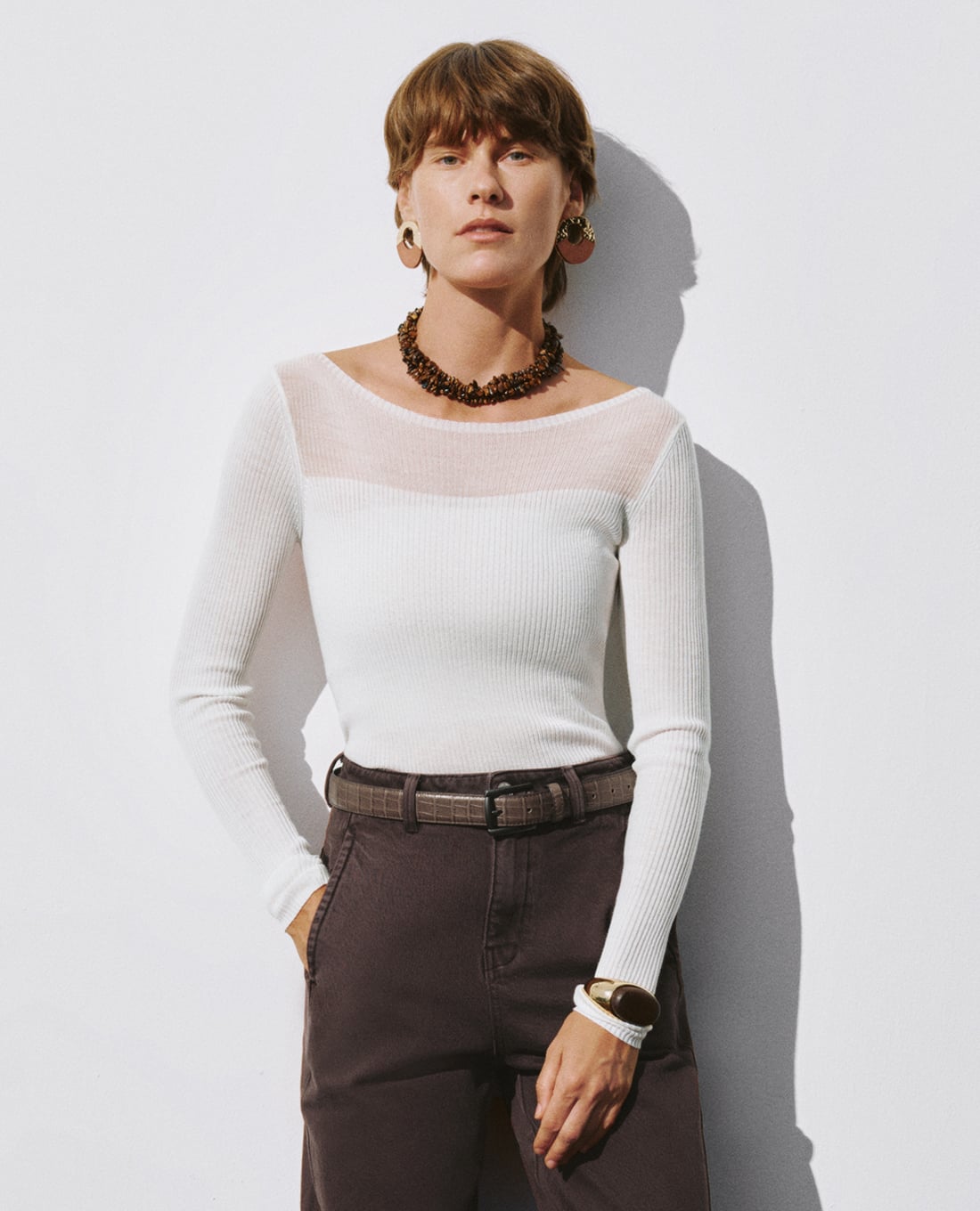 URBAN REVIVO - Áo dệt kim nữ cổ thuyền tay dài phom ôm