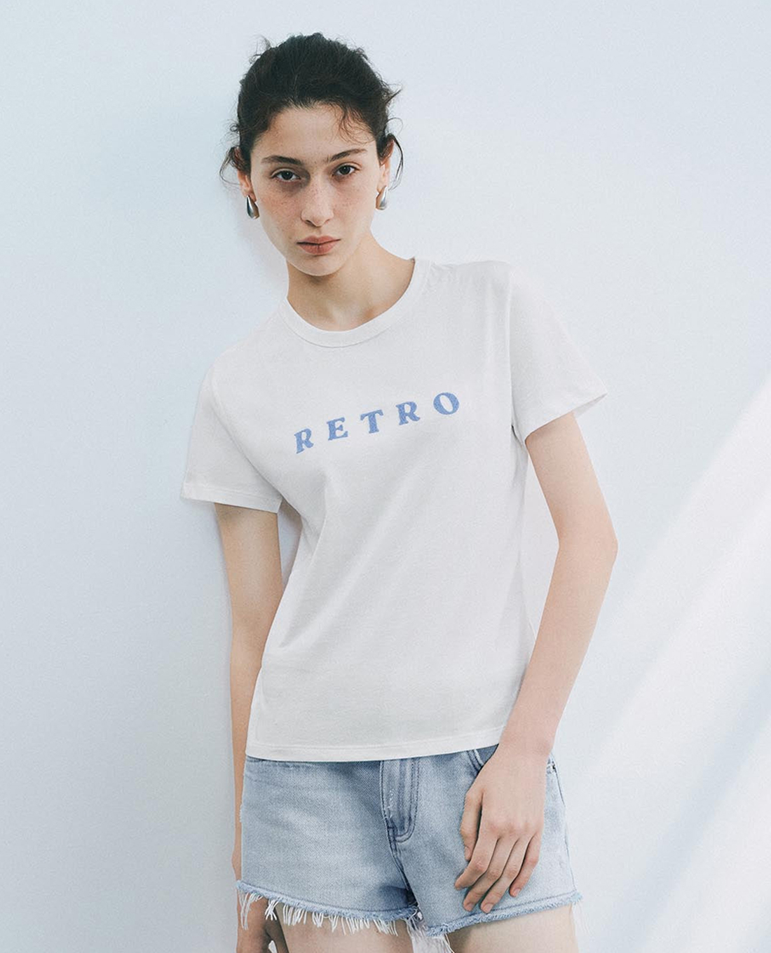 URBAN REVIVO - Áo thun nữ cổ tròn tay ngắn in chữ