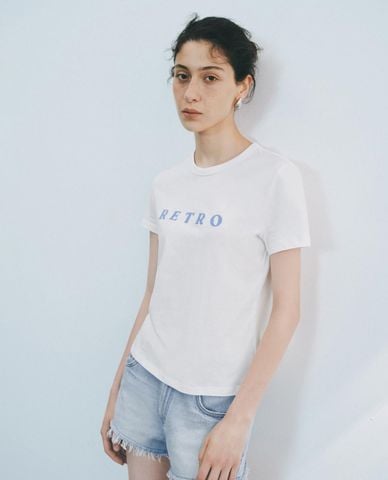  URBAN REVIVO - Áo thun nữ cổ tròn tay ngắn in chữ 