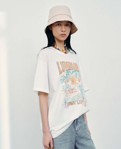  URBAN REVIVO - Áo thun nữ cổ tròn tay ngắn in họa tiết 
