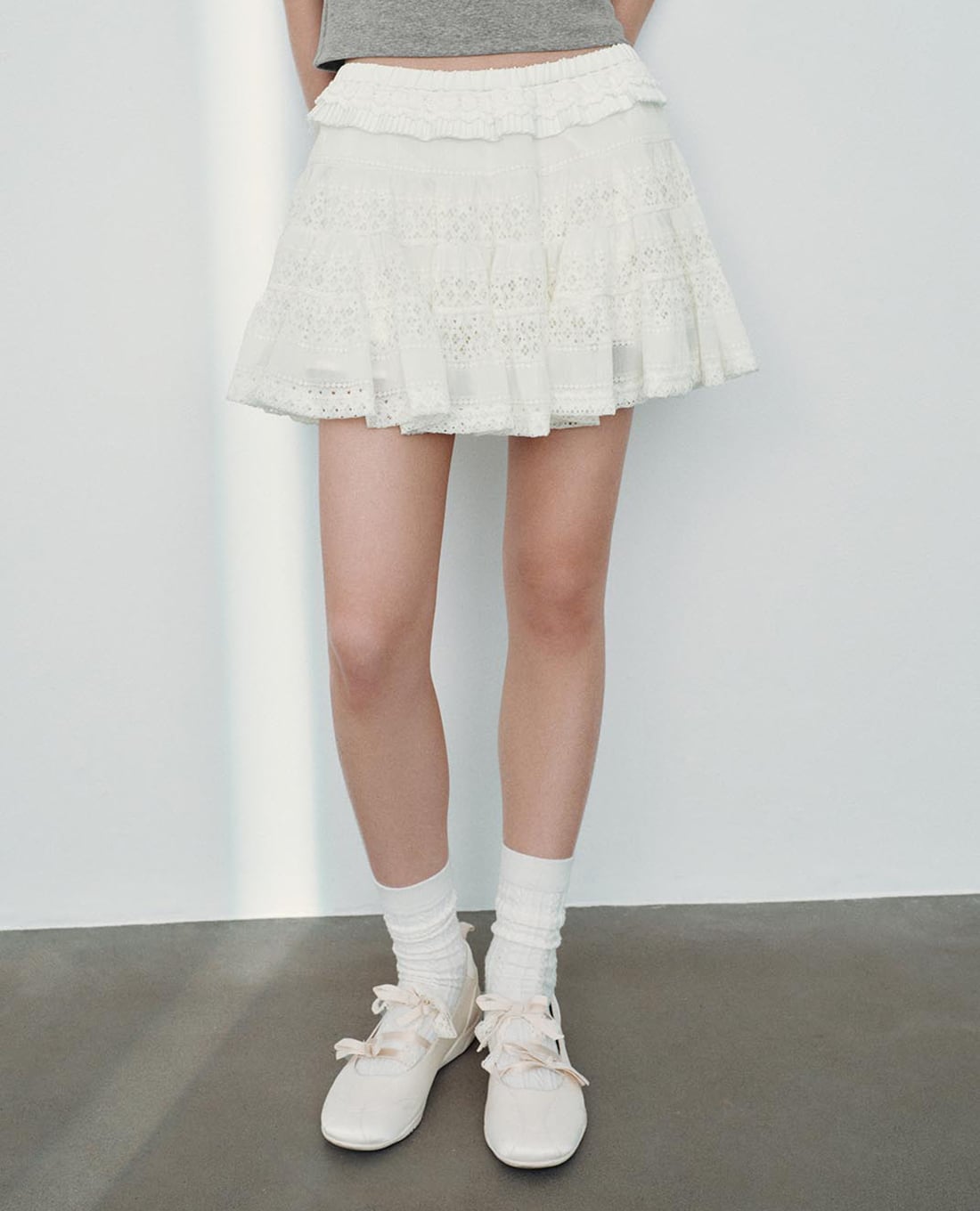 URBAN REVIVO - Chân váy xếp tầng mini phối ren