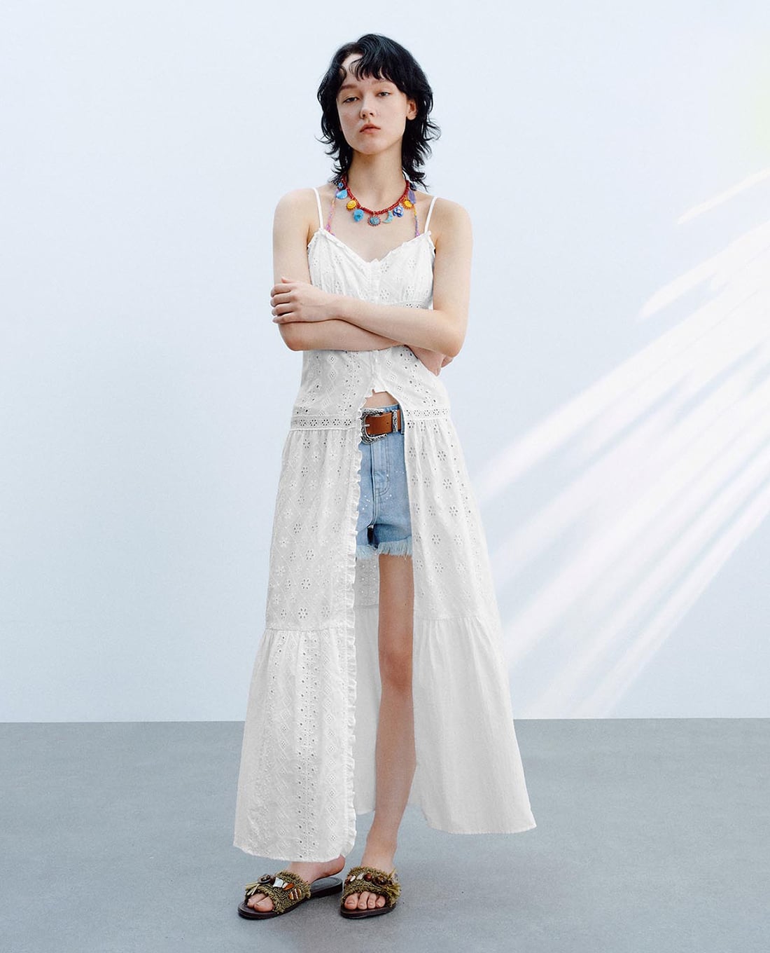 URBAN REVIVO - Đầm hai dây midi xẻ tà họa tiết ren