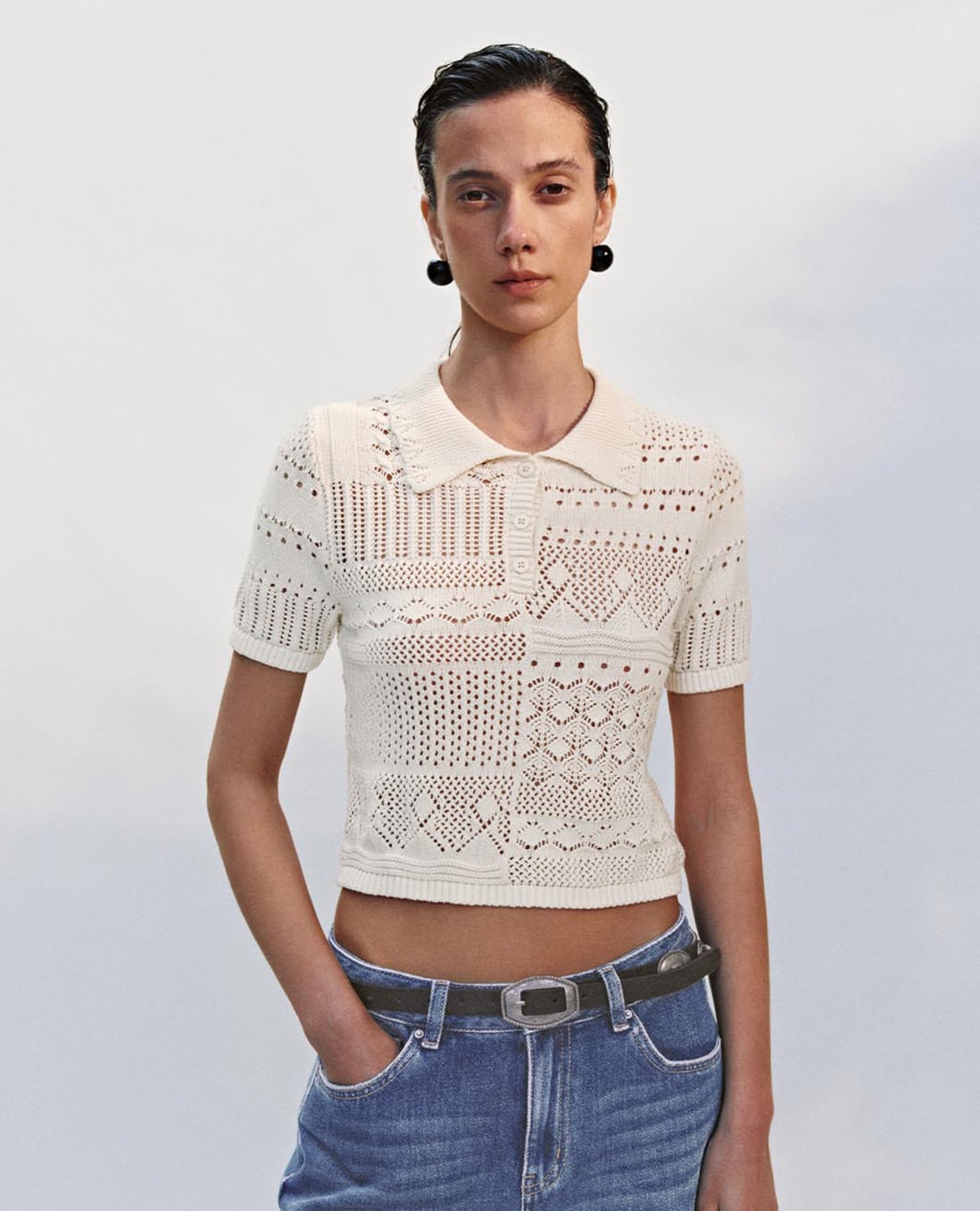 URBAN REVIVO - Áo dệt kim nữ cổ bẻ tay ngắn họa tiết đục lỗ