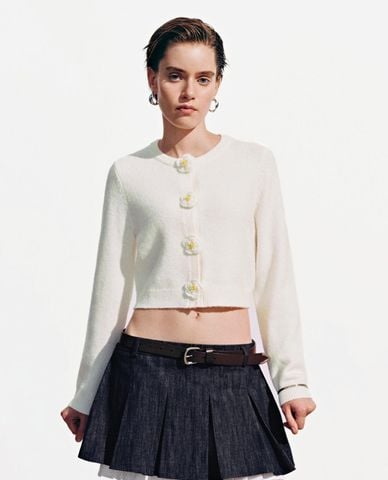  URBAN REVIVO - Áo cardigan nữ cổ tròn tay dài đính hoa nổi 