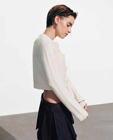  URBAN REVIVO - Áo cardigan nữ cổ tròn tay dài đính hoa nổi 