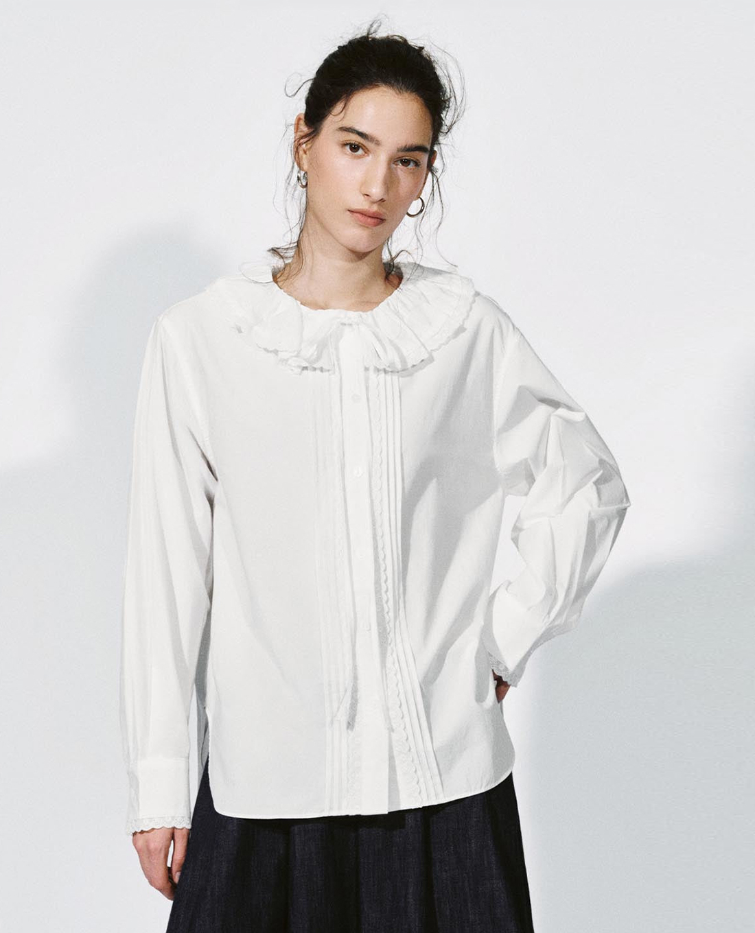 URBAN REVIVO - Áo sơ mi nữ cổ bèo tay dài phối ren