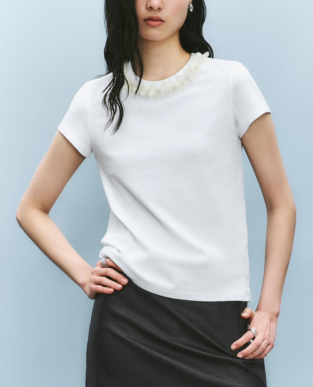 URBAN REVIVO - Áo thun nữ cổ tròn tay ngắn đính hoa