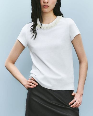  URBAN REVIVO - Áo thun nữ cổ tròn tay ngắn đính hoa 