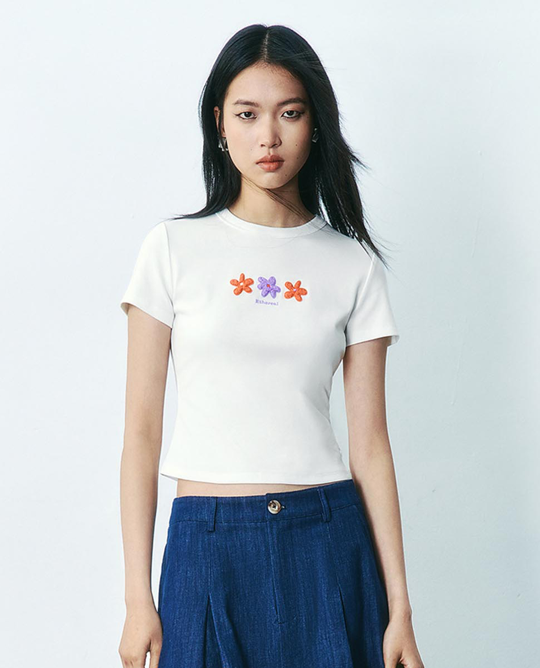 URBAN REVIVO - Áo croptop nữ cổ tròn tay ngắn thêu họa tiết