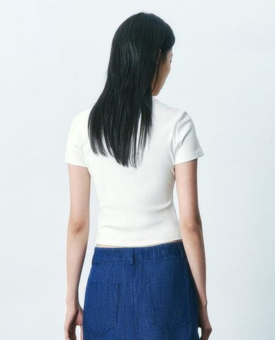  URBAN REVIVO - Áo croptop nữ cổ tròn tay ngắn thêu họa tiết 