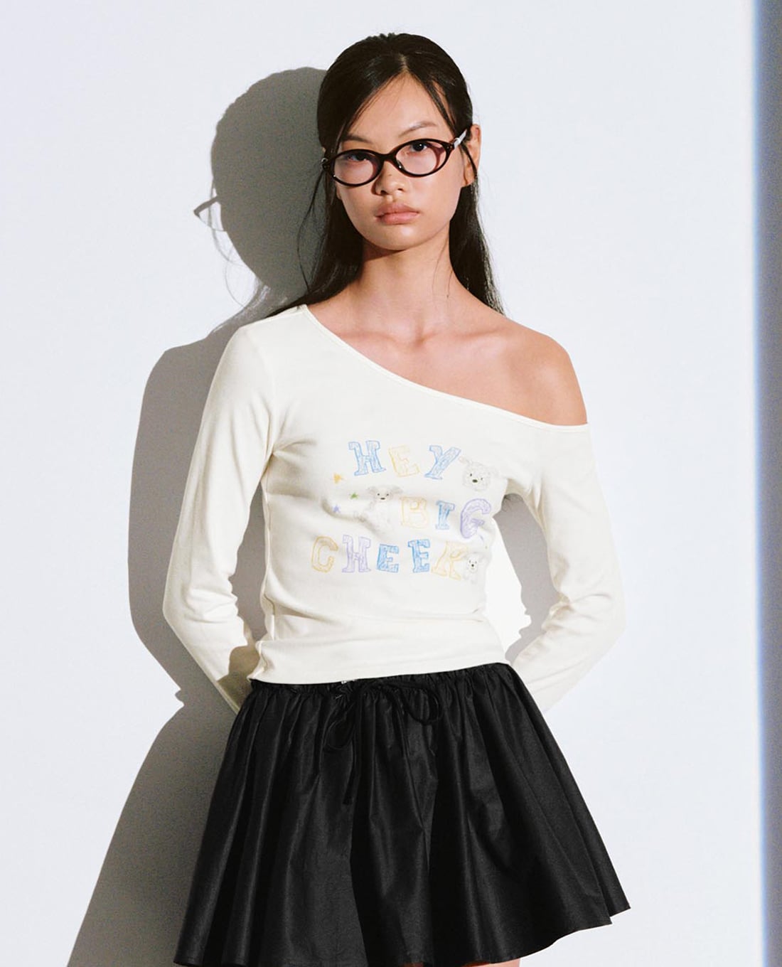 URBAN REVIVO - Áo thun nữ tay dài lệch vai in họa tiết