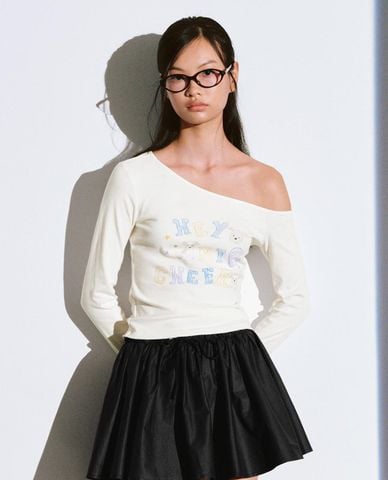  URBAN REVIVO - Áo thun nữ tay dài lệch vai in họa tiết 