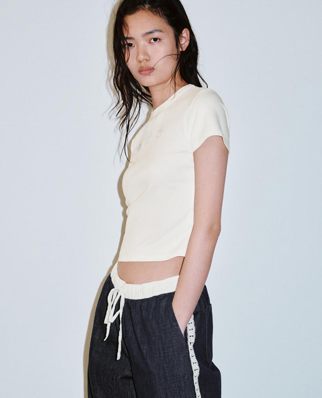 URBAN REVIVO - Áo croptop nữ cổ tròn tay ngắn in họa tiết
