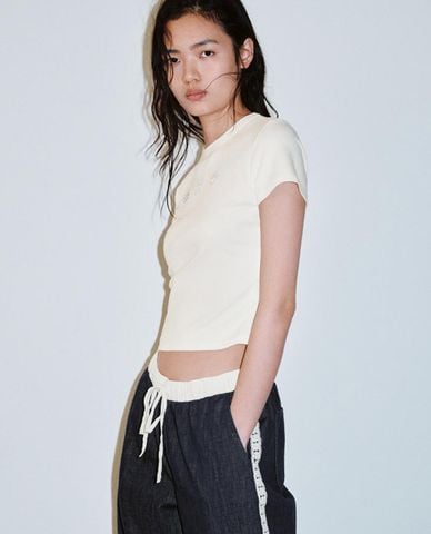  URBAN REVIVO - Áo croptop nữ cổ tròn tay ngắn in họa tiết 