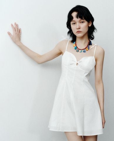  URBAN REVIVO - Đầm hai dây mini phối nơ hiện đại 