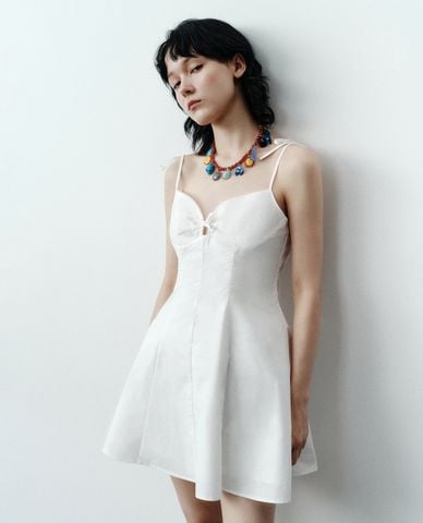  URBAN REVIVO - Đầm hai dây mini phối nơ hiện đại 