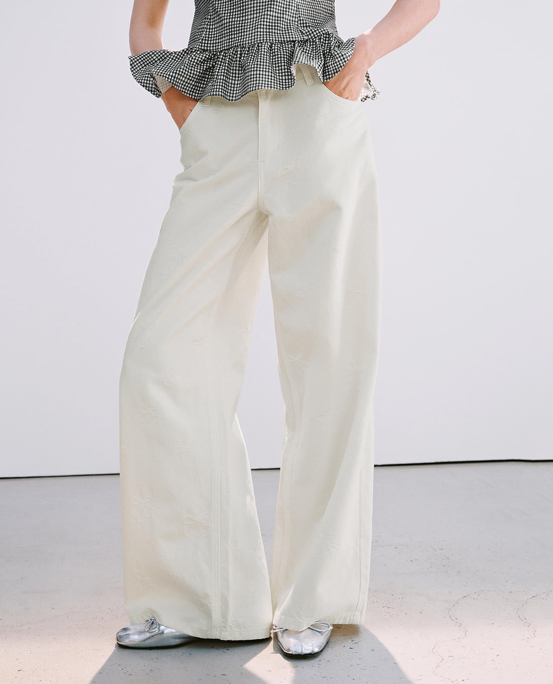 URBAN REVIVO - Quần jeans nữ ống rộng họa tiết nổi