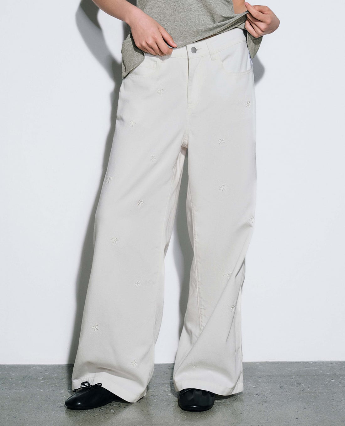 URBAN REVIVO - Quần jeans nữ ống rộng thêu họa tiết