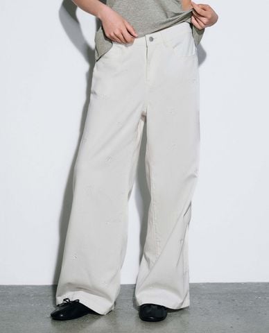  URBAN REVIVO - Quần jeans nữ ống rộng thêu họa tiết 