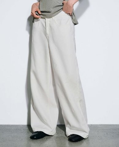  URBAN REVIVO - Quần jeans nữ ống rộng thêu họa tiết 