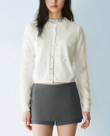  URBAN REVIVO - Áo khoác cardigan nữ cổ tròn đính hoa nổi 