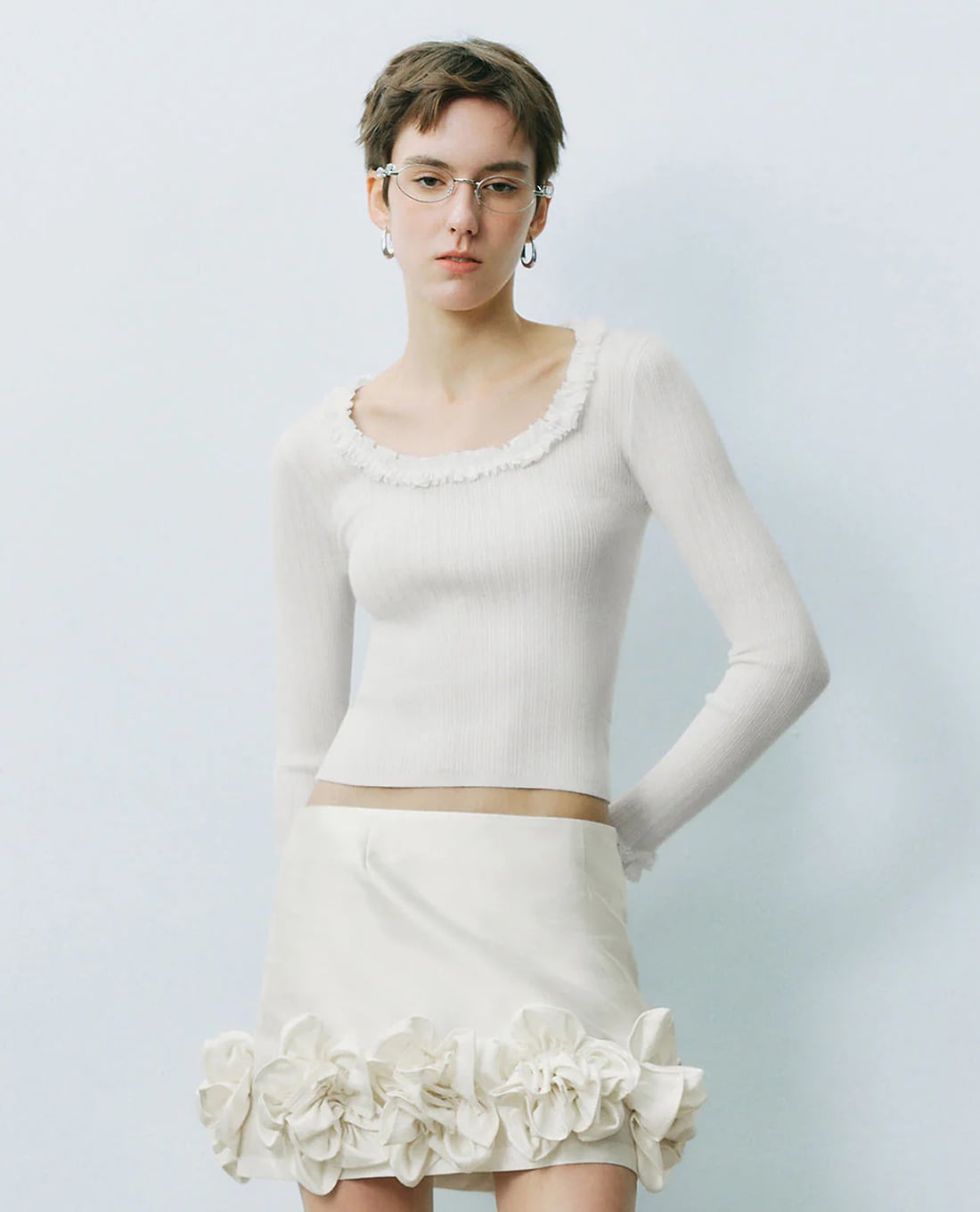 URBAN REVIVO - Áo dệt kim nữ cổ bèo tay dài phom ôm