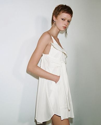  URBAN REVIVO - Đầm hai dây mini cổ vuông phối bèo 