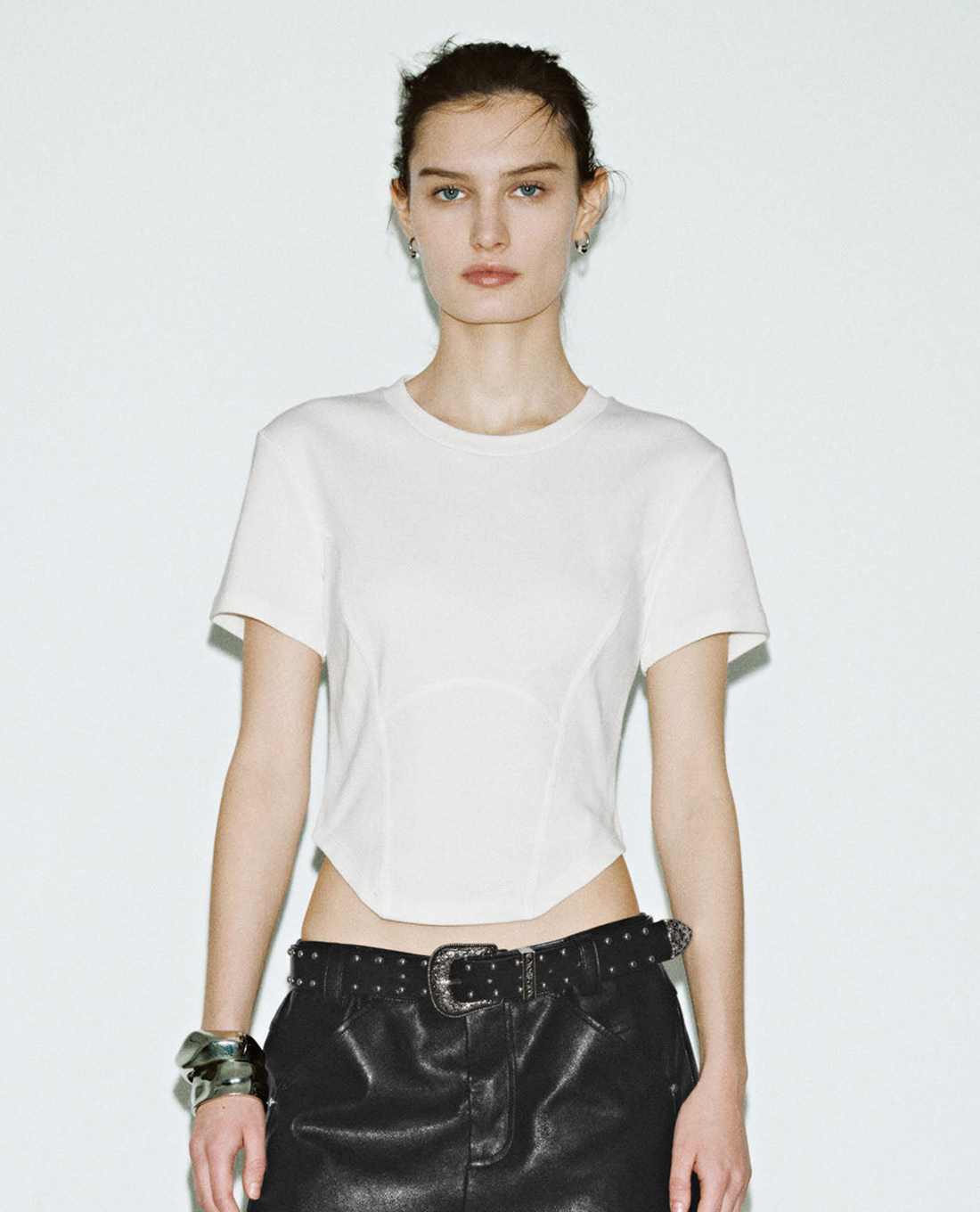 URBAN REVIVO - Áo thun nữ cổ tròn tay ngắn vạt cong