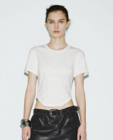  URBAN REVIVO - Áo thun nữ cổ tròn tay ngắn vạt cong 