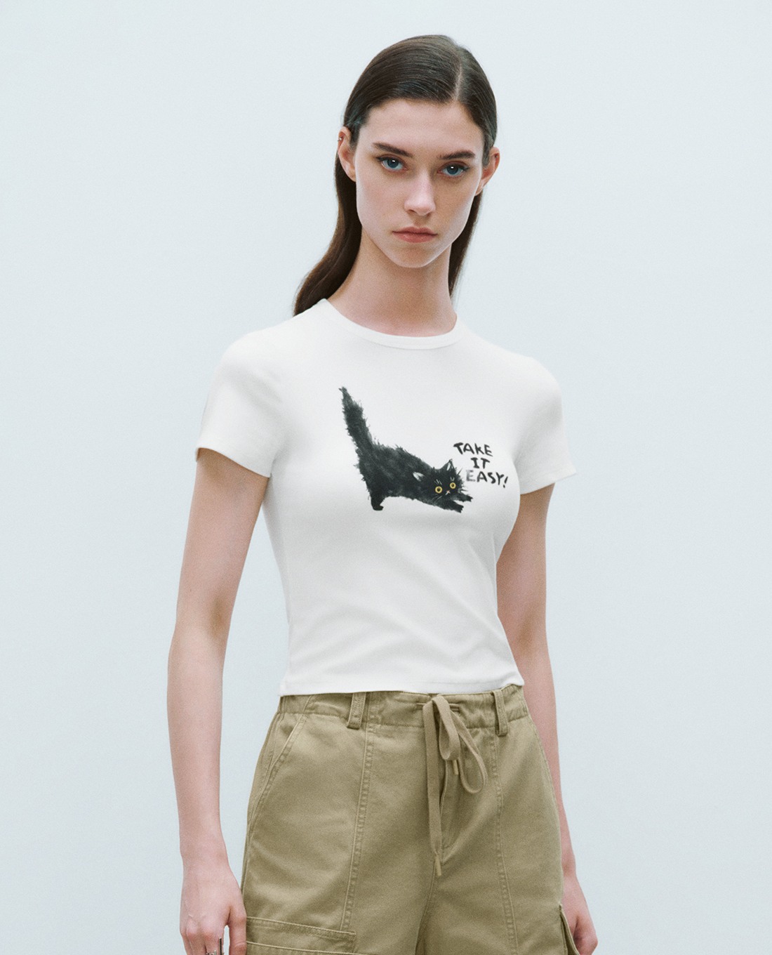 URBAN REVIVO - Áo croptop nữ cổ tròn tay ngắn in hình