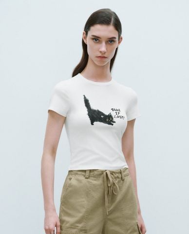  URBAN REVIVO - Áo croptop nữ cổ tròn tay ngắn in hình 