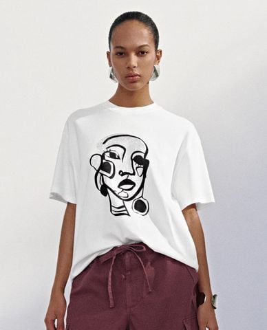  URBAN REVIVO - Áo thun nữ cổ tròn tay ngắn in hình 