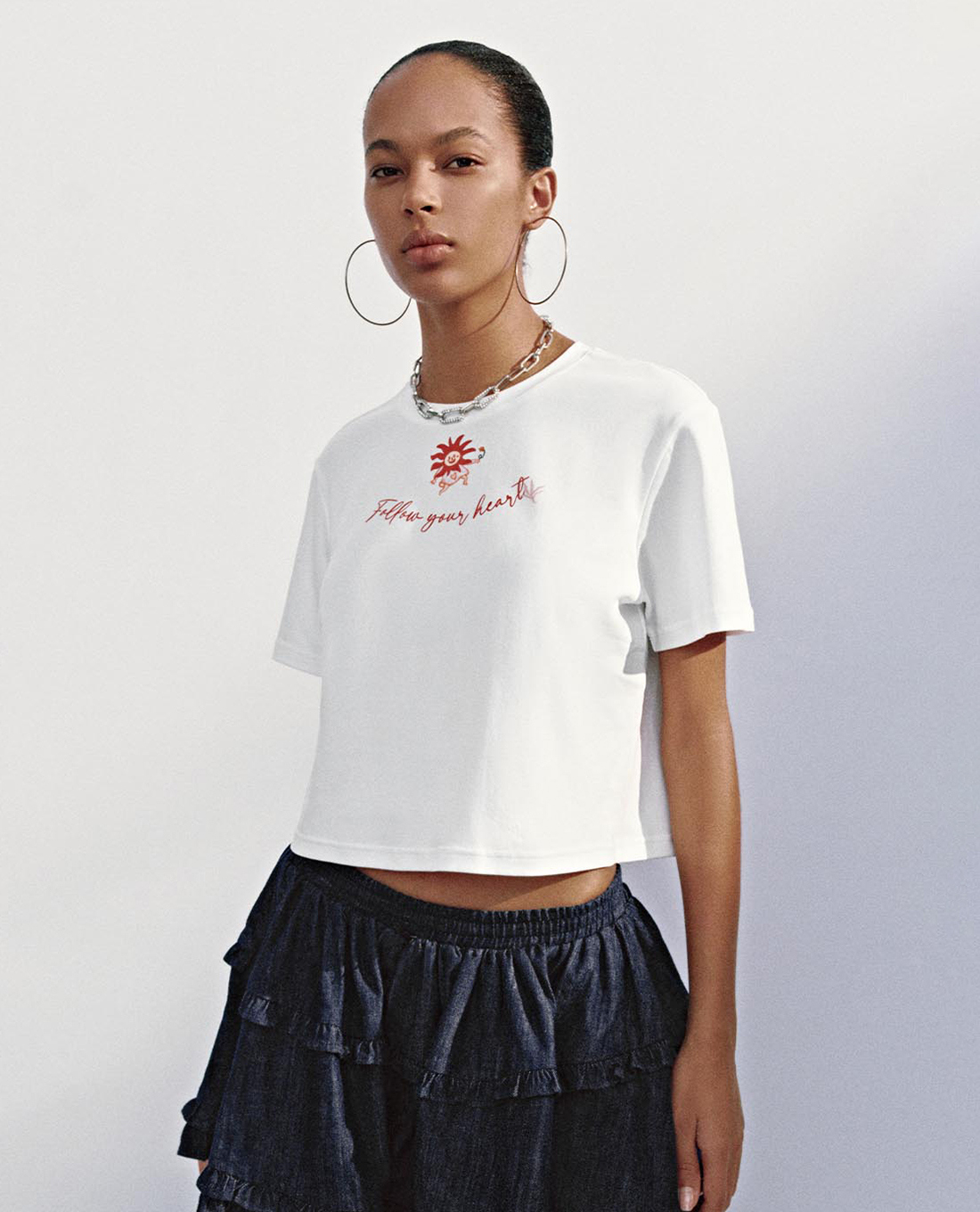 URBAN REVIVO - Áo thun nữ cổ tròn tay ngắn in hoạ tiết