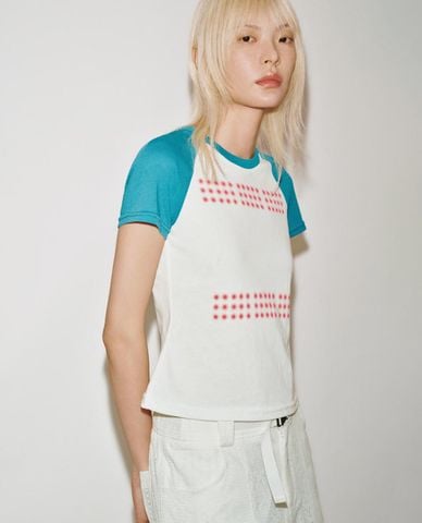  URBAN REVIVO - Áo thun nữ cổ tròn tay ngắn in họa tiết 