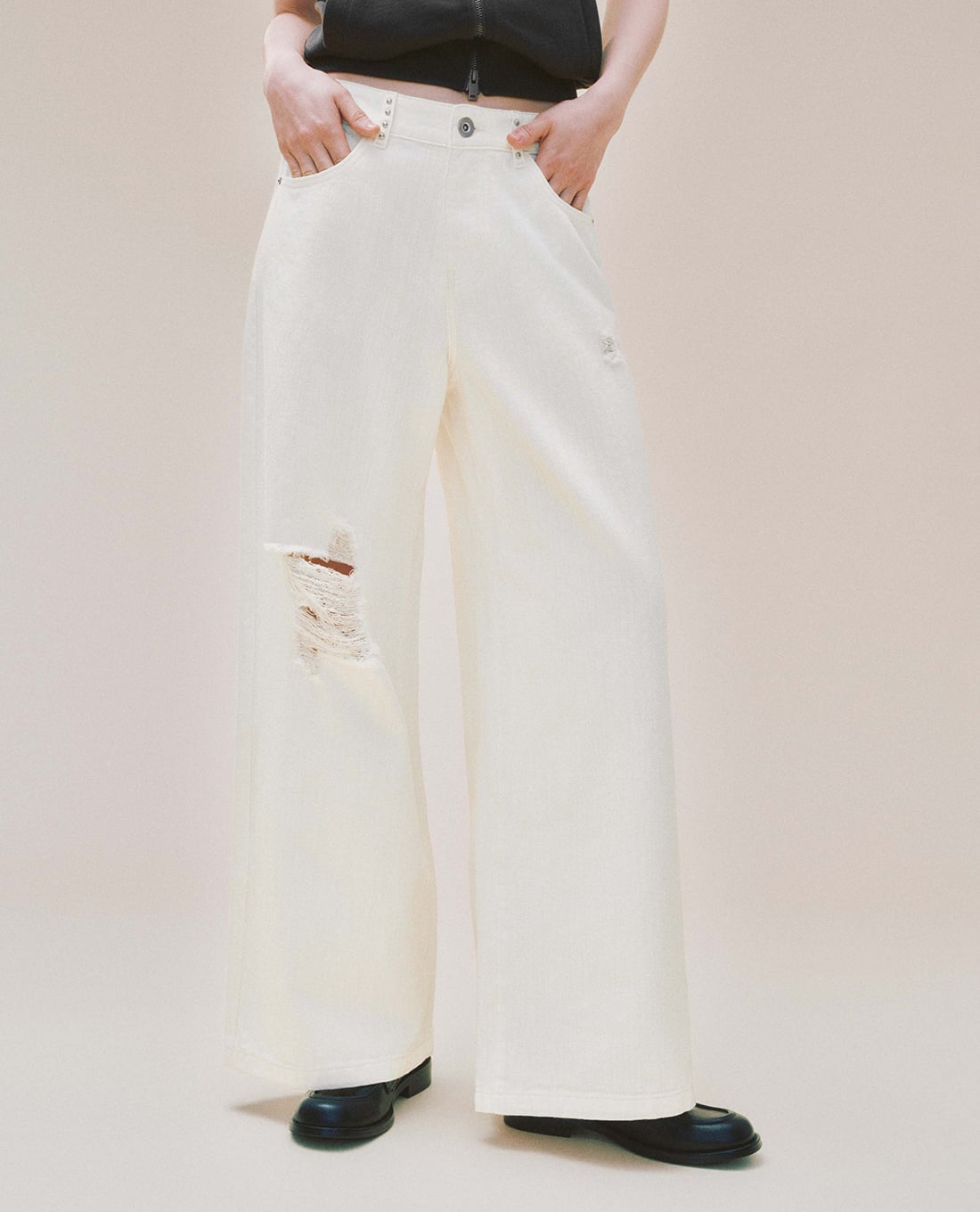 URBAN REVIVO - Quần jeans nữ ống rộng rách gối