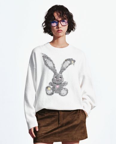  URBAN REVIVO - Áo dệt kim nữ cổ tròn tay dài họa tiết thỏ 