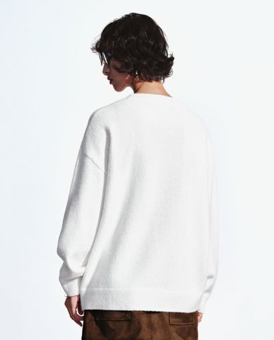  URBAN REVIVO - Áo dệt kim nữ cổ tròn tay dài họa tiết thỏ 